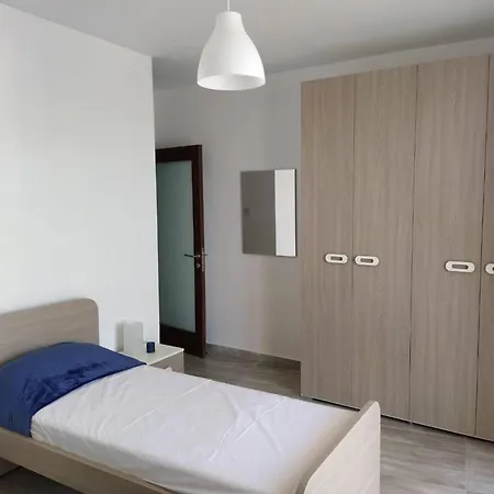 Atlantic Court Flat 9 *